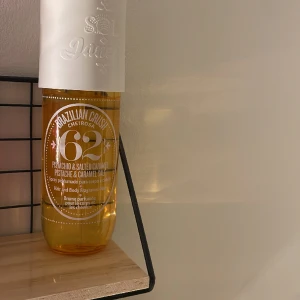Sol de janiero parfym - Luktar jättegott verkligen och håller så länge! Säljer pga att de inte är min doft. Ungefär 90% av 240ml är kvar skulle jag säga❤️