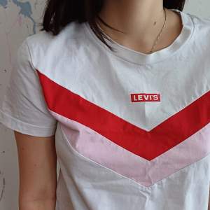 Jättefin t-shirt i nyskick från Levis. (Självklart äkta!) Str. S  
