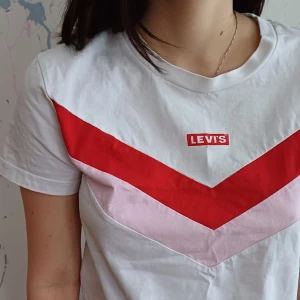 Levis T-shirt nyskick str S - Jättefin t-shirt i nyskick från Levis. (Självklart äkta!) Str. S  