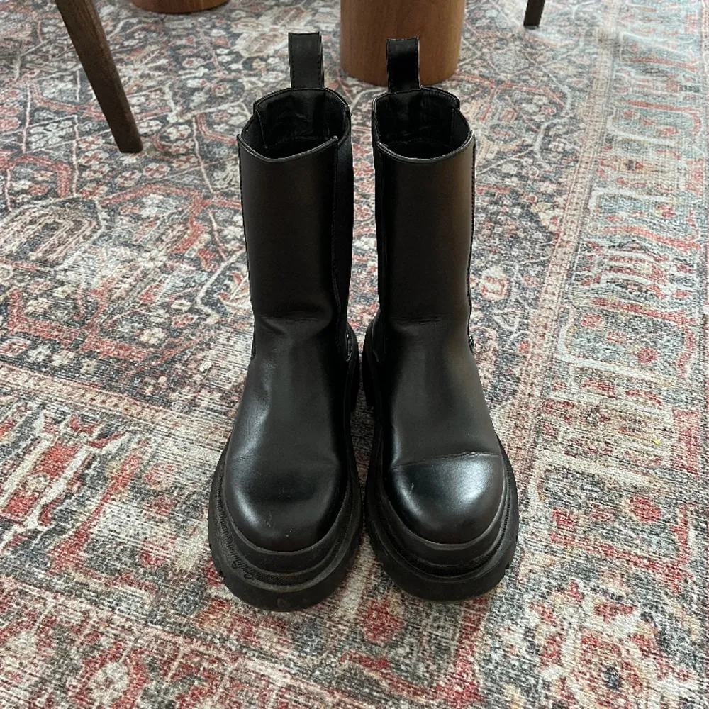 Svarta chunky boots från Truffle Collection i nästintill nyskick. Knappt använda 😇  Pris kan eventuellt diskuteras. (Nypris 949)  Köpare står för frakt eller mötas upp i centrala gbg! . Skor.