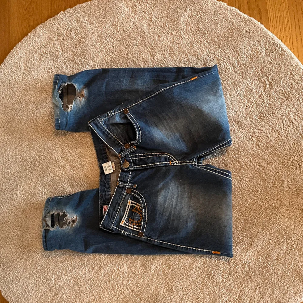 As snygga baggy true religion jeans! Väldigt upptrampade men annars bra skick! Midja: 84 använd gärna köp nu🫶. Jeans & Byxor.