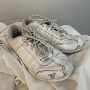 Cheerskor - Säljer mina cheerskor. Dem har täcken på användning men är däremot använda länge. Hållbarheten enligt mig jämfört med andra skor är riktigt bra. Lite hårdare i modellen alltså inte lika lätt för att töja sig eller trampa snett. (Pris kan diskuteras)