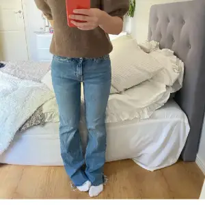 Säljer dessa jättefina jeans då dom inye kommer till använder längre🙌🏼😊  Skriv för fler bilder!!💗