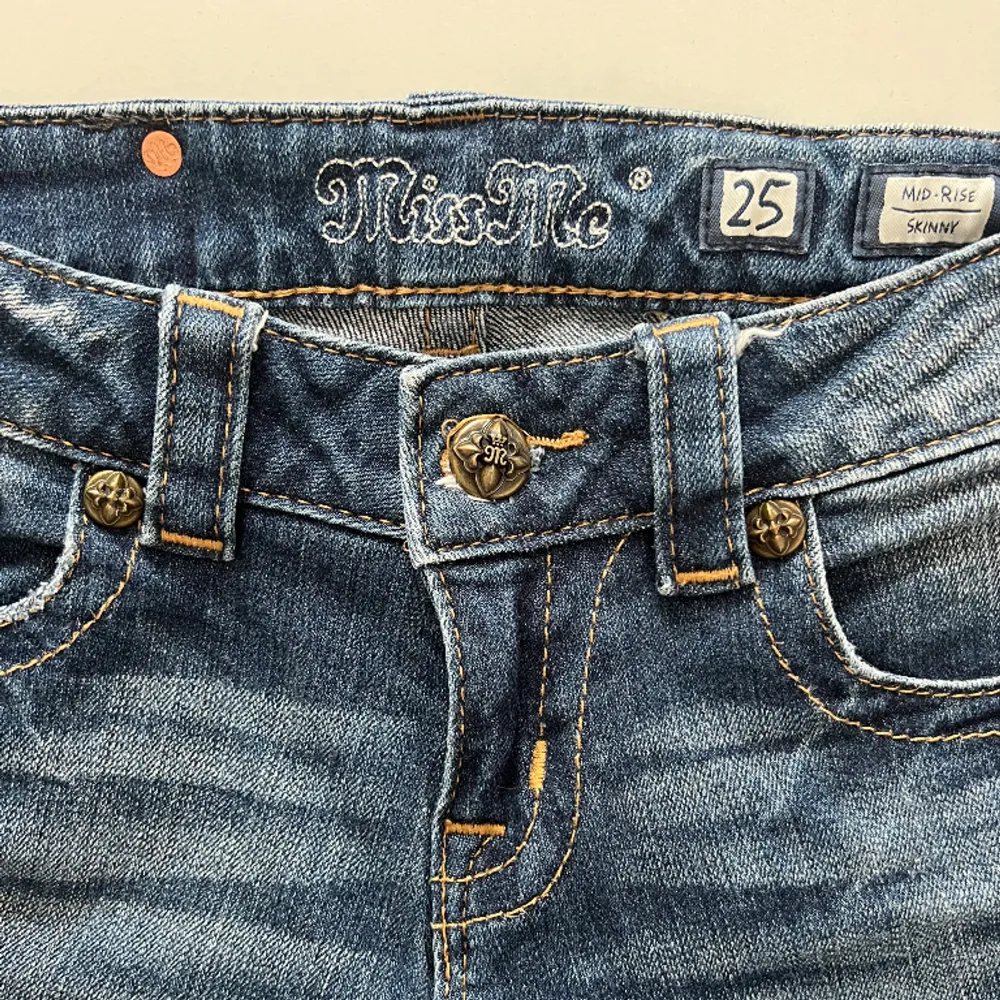 Superfina Miss Me jeans i storlek 25 🌟 Mid-Rise skinny jeans i blått   Notera att sömmen vid knappen har släppt lite men ingenting som påverkar! 🤍    Skriv om ni önskar fler bilder! 🧸  Ansvarar ej för postens slarv 💗. Jeans & Byxor.