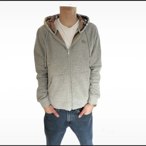 Burberry hoodie  - Säljer en burberry hoodie i ett sjukt skick! Inte använd mycket alls! Sjukt pris!    Storlek M men mer är L hållet!