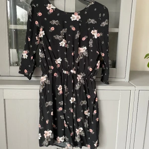Klänning 36 - Fin mörk sommarklänning 🌸 36. Men skulle säg nästan en 34:a.