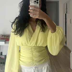 Blus - Säljer denna otroliga blusen från parisian men köpt på Nelly. Kommer inte till användning.