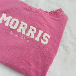 Säljer en rosa Morris lady långärmad tröja med vit struktur text på bröstet. Använd men i fint skick. Fin färg till vår och sommar💘