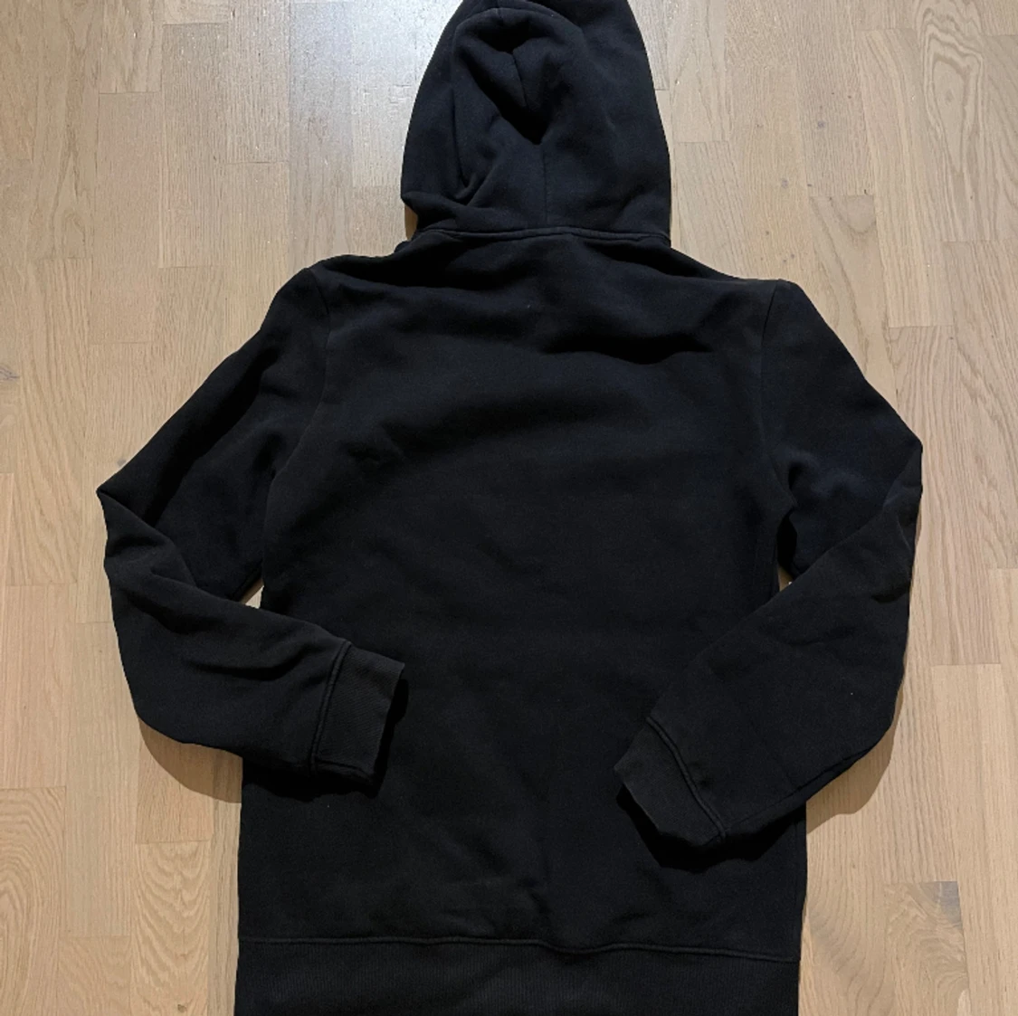 Svart hoddie  - 90