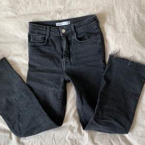 Snygga svarta jeans från zara i en flare modell. 