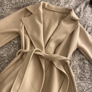 Kappa - En beige kappa ifrån märker MISSAY köppt för 400kr