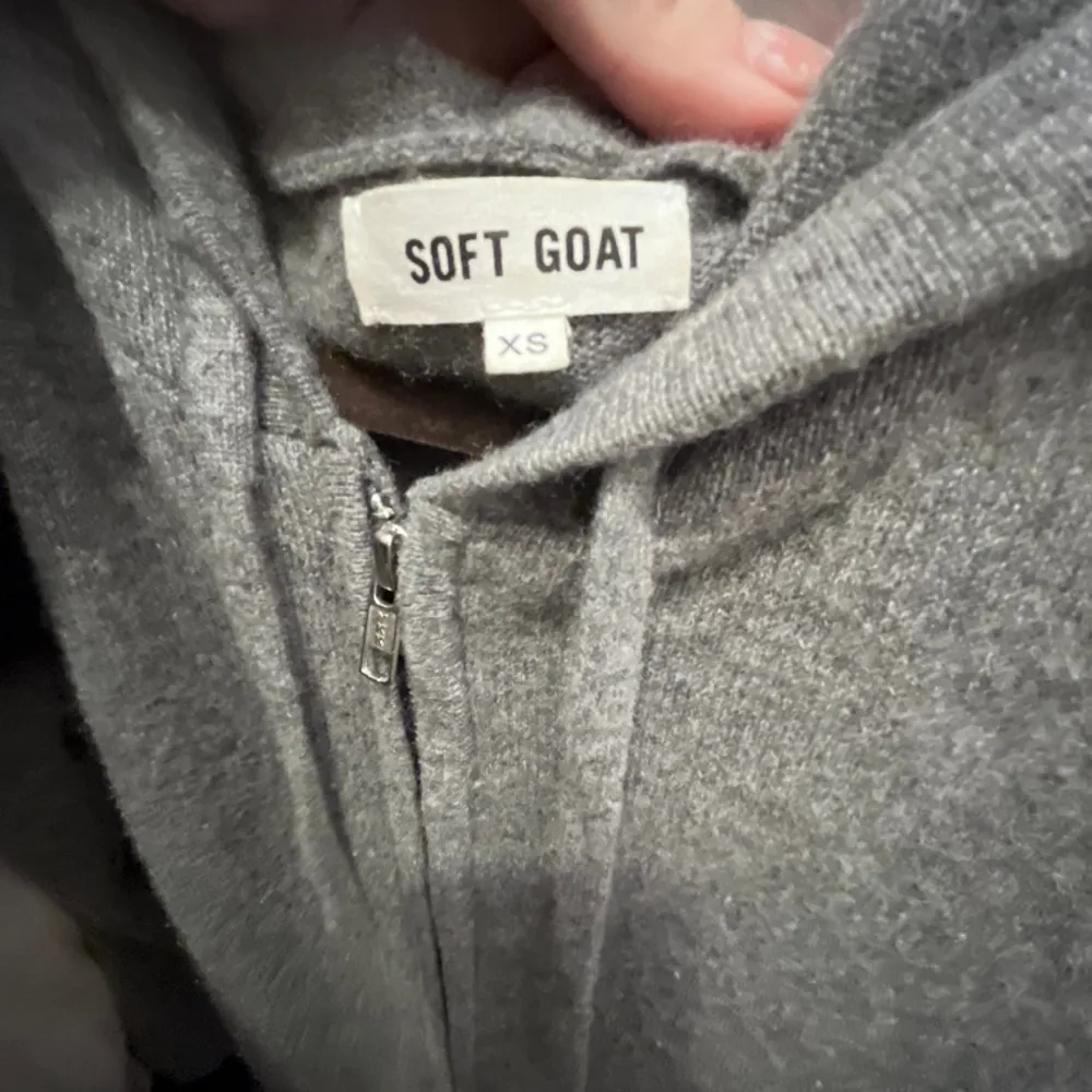 Jättefin relaxed zip up från soft goat! Den har ett hål på frmasidan som jag it orkar laga❣️ den är i storlek xs men är ganska oversized❤️ köptes för 2900kr. Stickat.