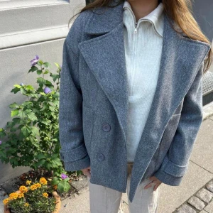 Design by si kappa - En perfekt kappa nu till våren!! Den är i nyskick jag köpte den i november men på grund av att den inte varit till mycket användning så säljer jag🥰 Den är lite stor i storlek så tycker xs/s passar bäst 