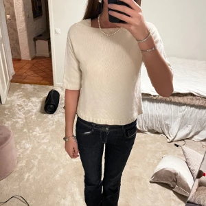 Stickad tshirt - Vit/beige stickad T-shirt från Hunkydory med jättefin sömm på axlarna