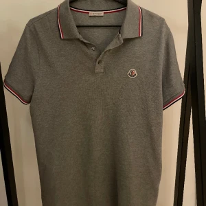 Moncler Piké  - Tja säljer nu min Moncler piké som är i storlek L men passar även M/S skicket är 9/10 Vid fler frågor eller funderingar kontakta mig ⚡️