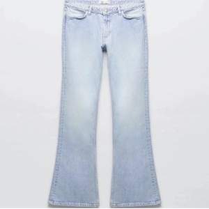 Slutsålda Lågmidjade jeans ifrån zara!! Superfina men kommer inte till användning. Jättebra skicka, kanske använda Max 5 gånger. 