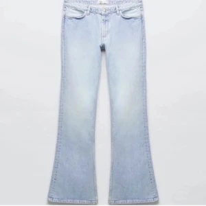 Ljusblåa Lågmidjade jeans  - Slutsålda Lågmidjade jeans ifrån zara!! Superfina men kommer inte till användning. Jättebra skicka, kanske använda Max 5 gånger. 