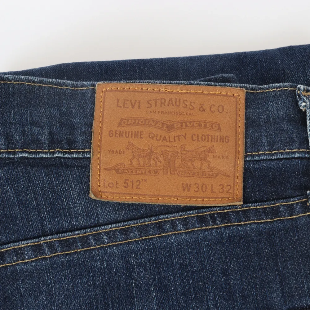Marinblåa Jeans från Levi’s, modell 512. Storlek: W30 L32 (modellen på bilden är 184 cm lång) Skick: 6,5/10 (imperfektion på vänster ficka, utstickande tråd) . Jeans & Byxor.