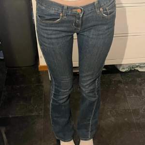 Lågmidjade jeans från Old Navy. Jag köpte dessa här på plick men de var alldeles för små :( För referens är jag en 38. Passar nog de 34-36 betydligt bättre. Bilder är lånade för den originella säljaren