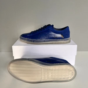 Oliver cabell  - Säljer ett par blåa Oliver cabell ghost i storlek 43, cond 10/10 helt nya. Kommer med OG box och dustbag 