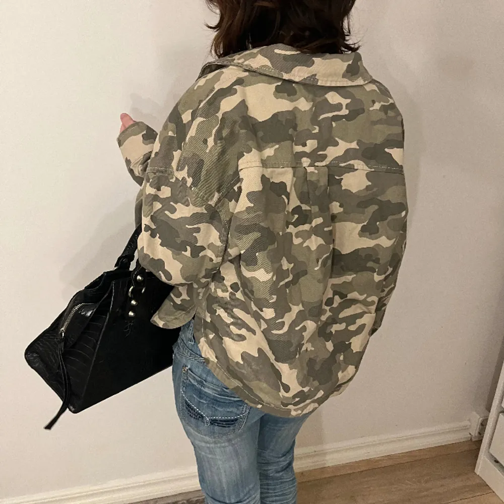 Assnygg camo jacka som passar perfekt nu till våren, märket är new look och den är i storlek 36/S, tryck gärna på köp nu❤️. Jackor.