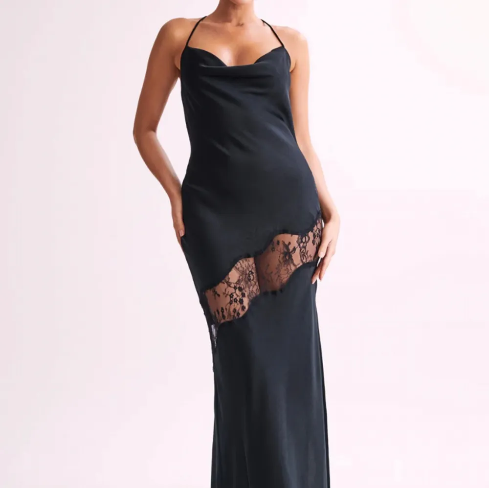 En jättefin svart balklänning som köptes för över 1000kr plus tull och frakt💕 Är helt oanvänd med lappen kvar. . Klänningar.