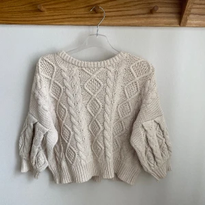 Stickad tröja NAKD - Kabelstickad tröja från NAKD🧡inte använd många gånger, så väldigt fint skick!! Storlek M men lite mer som en S skulle jag säga! Pris kan diskuteras vid snabb affär!😌