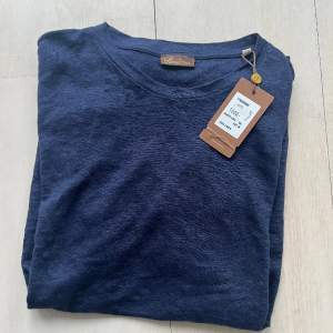 Säljer en helt ny linne tshirt från Stenströms! Storlek M med lappar kvar! Nypris: 1000kr