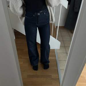 Jeans från Envii i en rak/vid modell, passar de som är 170cm eller kortare. Köptes för en vecka sedan för 900kr, men insåg att jag hade ett par liknande redan. Är helt oanvända men lappen är borttagen, därav priset🩵