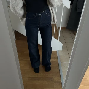Envii Jeans - Jeans från Envii i en rak/vid modell, passar de som är 170cm eller kortare. Köptes för en vecka sedan för 900kr, men insåg att jag hade ett par liknande redan. Är helt oanvända men lappen är borttagen, därav priset🩵
