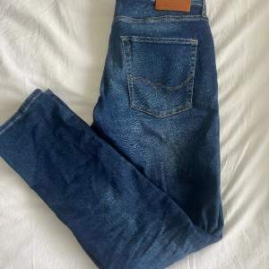 Tjena! Säljer mina snygga jeans i modellen Regular/Clark, från Jack&Jones. Hör av er vid några frågor✌🏻 (Bilden blev väldigt suddig och pixlig)