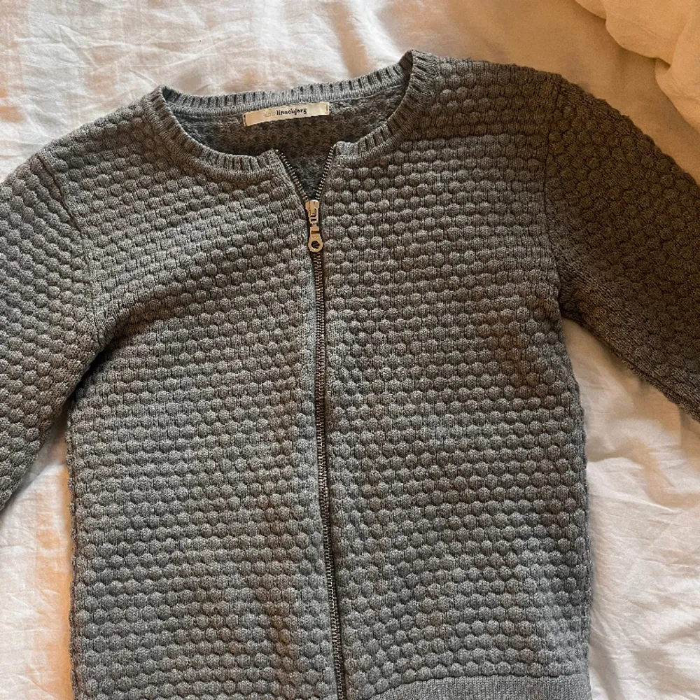 As söt tröja från linnebjerg säljer för att den inte riktigt passar min stil men är hur snygg som helst! Vet inte storlek men passar mig som är S/xs. Stickat.