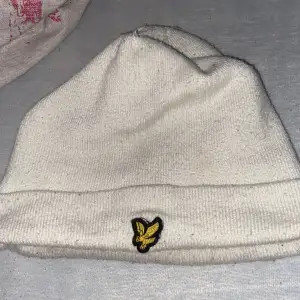 Lyle & scott mössa. Mössan har ett litet hål