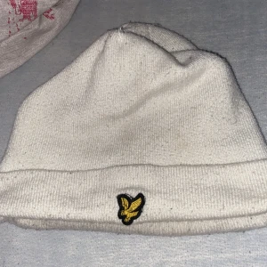 Lyle & scott mössa - Lyle & scott mössa. Mössan har ett litet hål