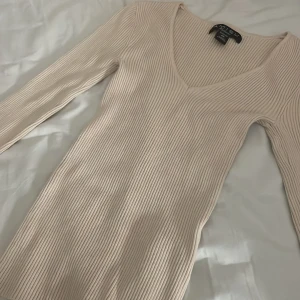 Långärmad  - Jätte fin långärmad topp från Amisu köpt på new yorker dock, orginalpris 150kr. Tryck gärna på köp nu💕💕