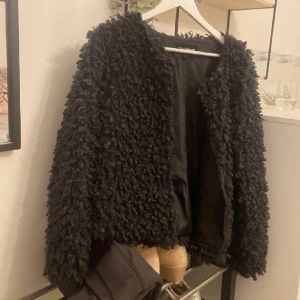 Pälsjacka från Kappahl  - Jätte fin fuskpäls jacka från Kappahl i storlek M( passar dock mig som har S) kommer inte i användning men är egenligen perfekt som vår jacka. Den är svart men har en lite mörk mörk grön färg OBS en lånad bild då ja inte har jackan här å den säljs ej