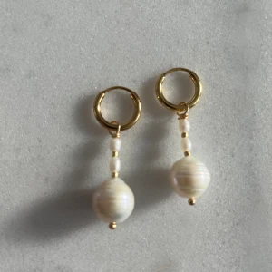 Örhängen med sötvattenspärlor  - Handgjorda örhängen i 18k guldplätering. Hoops. Sötvattenspärlor. Helt nya  