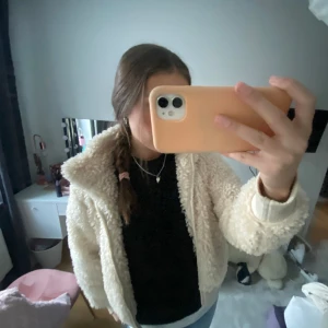 Teddy jacka - Så himla gosig och skön Teddy jacka!  Använd ENDAST 3 gånger och i helt nyskick, inga tecken på användning. Så himla mysigt material och så snygg 💛💛(perfekt till våren🤩)nypris: 600kr