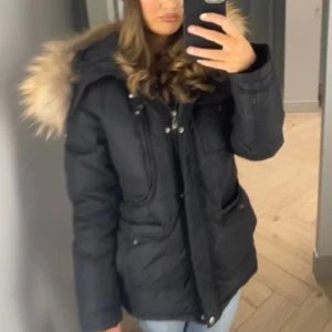 Jacka  - Hej säljer min jacka för 3000kr och köpte den för 4600kr. Pälsen är äkta och jackan har 7 st fickor. Om du har frågor skriv till mig❤️