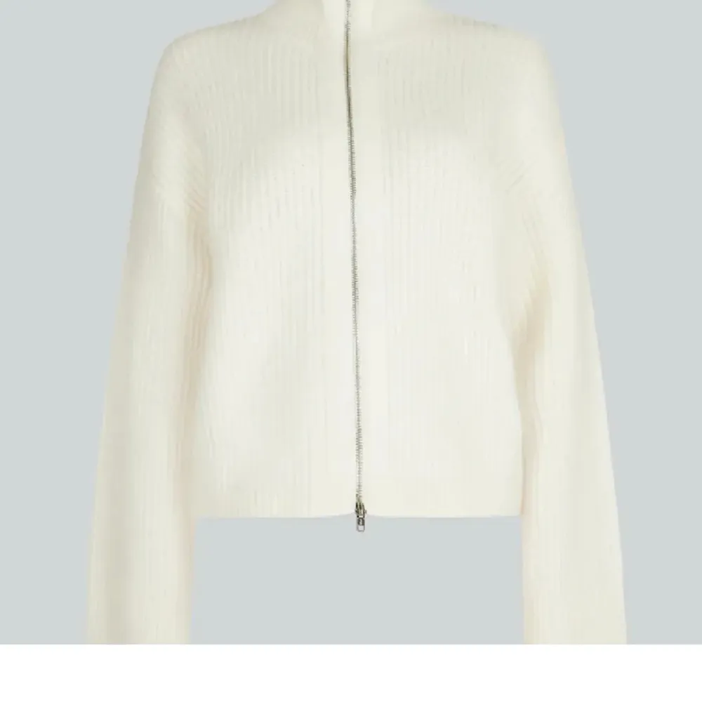 Otroligt mysig tröja från bikbok som är slutsåld online, använd max tre gånger💕Nypris 499kr. Tröjor & Koftor.