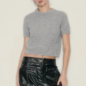 Zara stickad T-shirt  - Säljer denna i nyskick ❤️