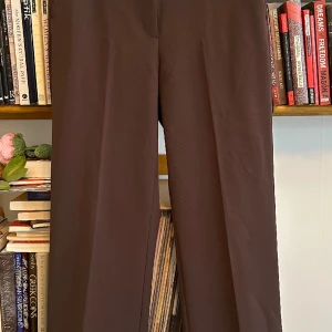 Kostymbyxa & Other Stories - & Other Stories kostymbyxa, storlek 42 (utsåld på hemsidan!). Använda en gång, nyskick. Inköpspris 890:-