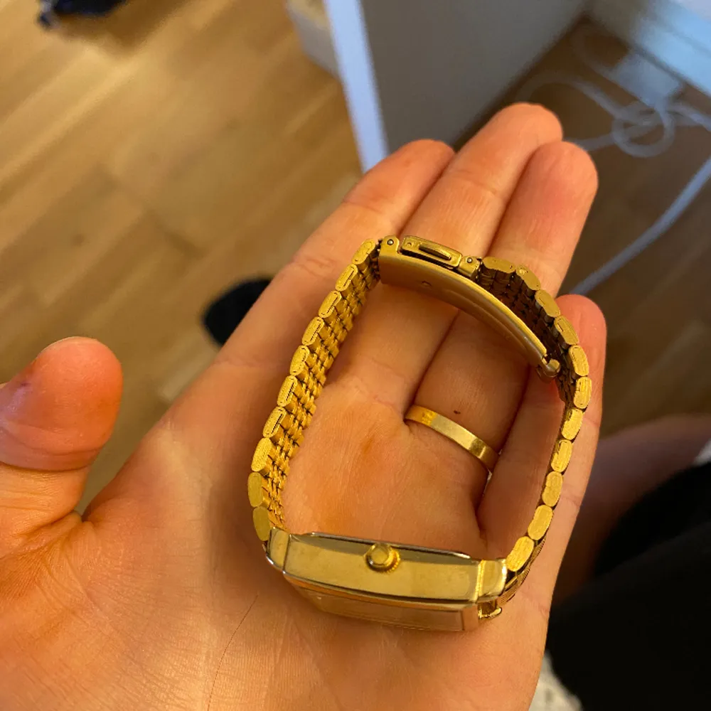 Säljer denna klocka i guld . Vet tyvärr ej märket men den är perfekt storlek på en handled som inte är jätte stor 🫶🏼. Accessoarer.