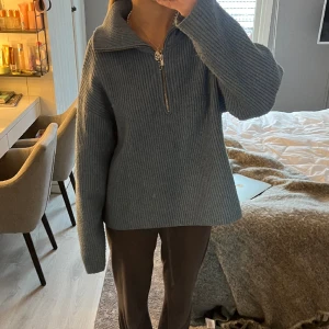 Blå stickad tröja - Använt fåtal gånger och är därför i väldigt bra skick💕🫶🏼