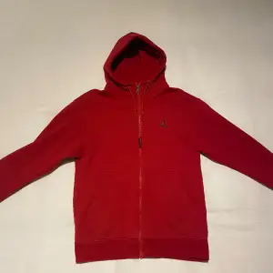 Röd Jordan zip-up hoodie i jättebra skick. Använt fåtal gånger, inge defekter. Dock är den baggy i storleken så storlek S är mer som M. Därför skulle jag säga att den passar storlek S/M.