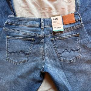 Intressekoll!! Skit snygga lågmidjade flare jeans! Aldrig använda och lapparna kvar 💞 Storlek: w29 L32, tar självklart emot prisförslag! Och tveka inte att ställa frågor!