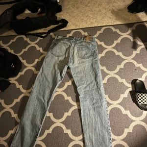 Weekday Space relaxaed - Ett par ljusblå jeans som passar perfekt till sommaren. Säljer pga att de har blivit för små.  Inköpta för 600. Strlk 29/34 så passar de flesta. Själv var jag runt 180-185 när jag använde de. Finns en liten defekt på vänster ben men inget som märks. 