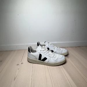 Veja skor  - Säljer dessa fina Veja skor. Köptes på plick och jag säljer för att dom är lite för stora. Dom är i bra skick. Pris kan diskuteras. 