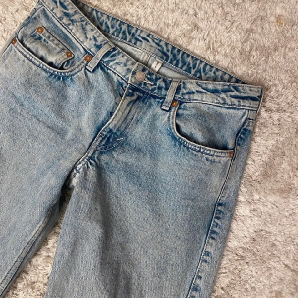 Jeans i modellen Arow i storlek 24/30, passar mig som är 160💞. Jeans & Byxor.