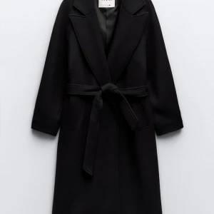 Kappa - Säljer nu denna kappan i marinblå från Zara, kommer ej till användning. I fint skick🥳 Storleken är 34 men skulle även passa 36, beroende på hur man vill att den ska sitta Frakt ingår